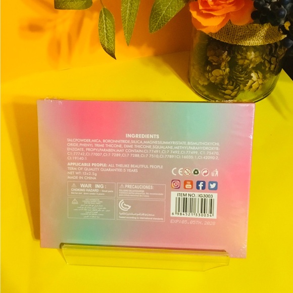 Halloween face paint NWT palette w/brush and beautiful colors - Picture 4 of 8